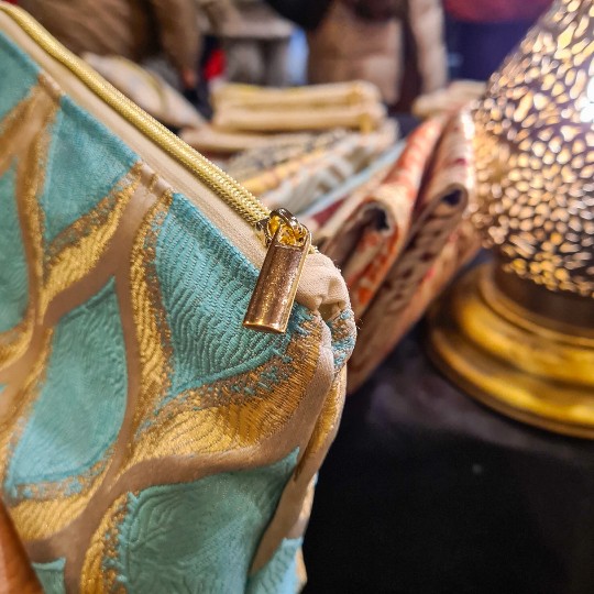 Handgemachte Taschen aus marokkanischen Stoffen auf dem Markt am Hafengeburtstag.