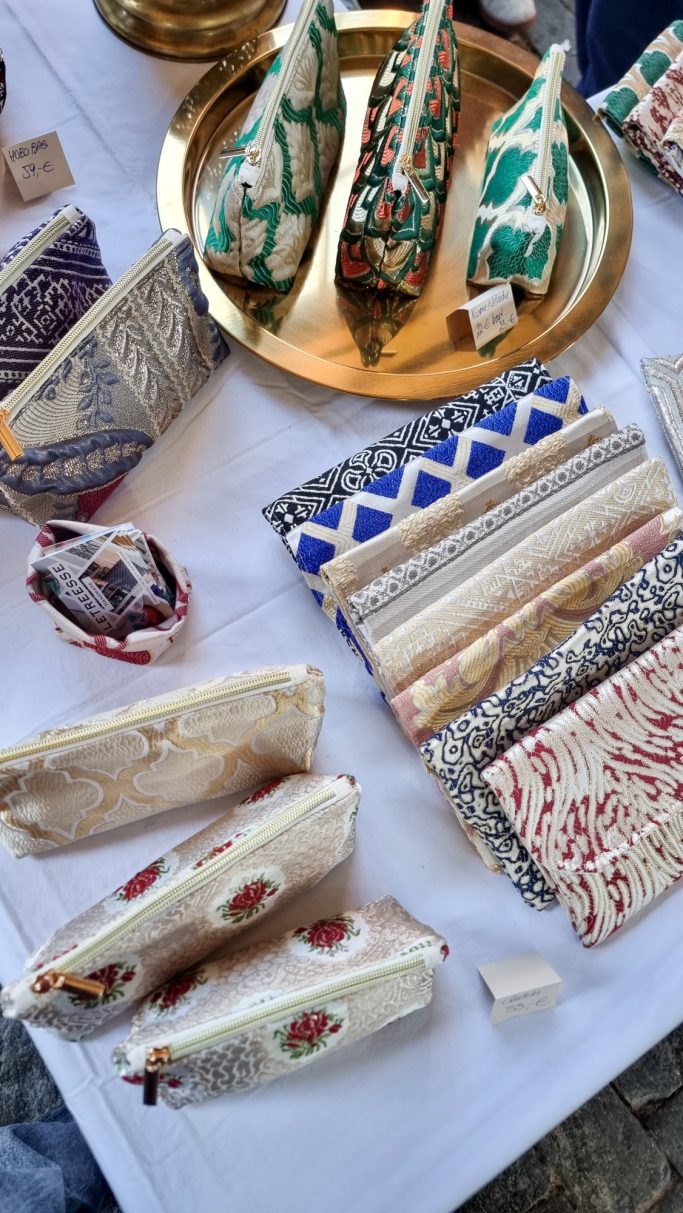 Handgemachte Taschen aus marokkanischen Stoffen auf dem Markt am Hafengeburtstag.