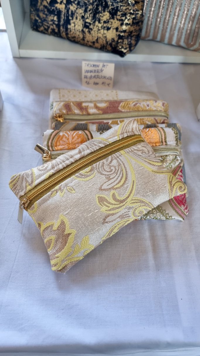 Handgemachte Taschen aus marokkanischen Stoffen auf dem Markt am Hafengeburtstag.