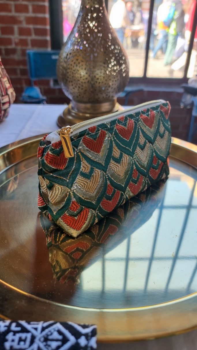 Handgemachte Taschen aus marokkanischen Stoffen auf dem Markt am Hafengeburtstag.