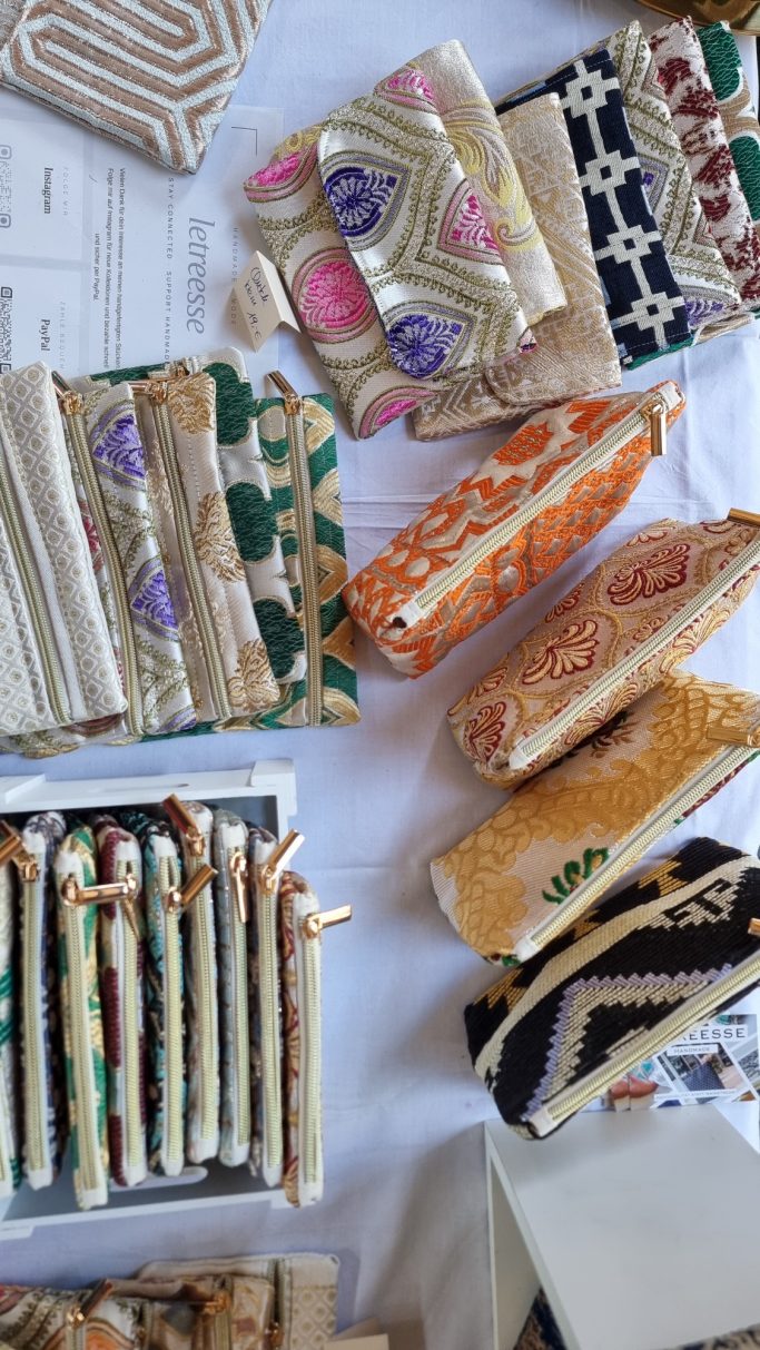 Handgemachte Taschen aus marokkanischen Stoffen auf dem Markt am Hafengeburtstag.