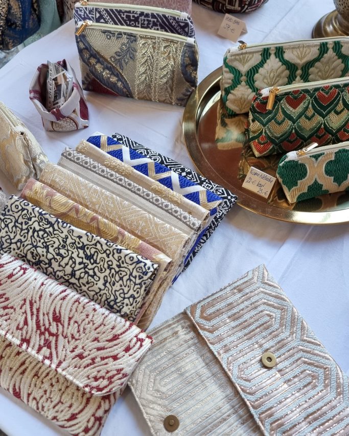 Handgemachte Taschen aus marokkanischen Stoffen auf dem Markt am Hafengeburtstag.