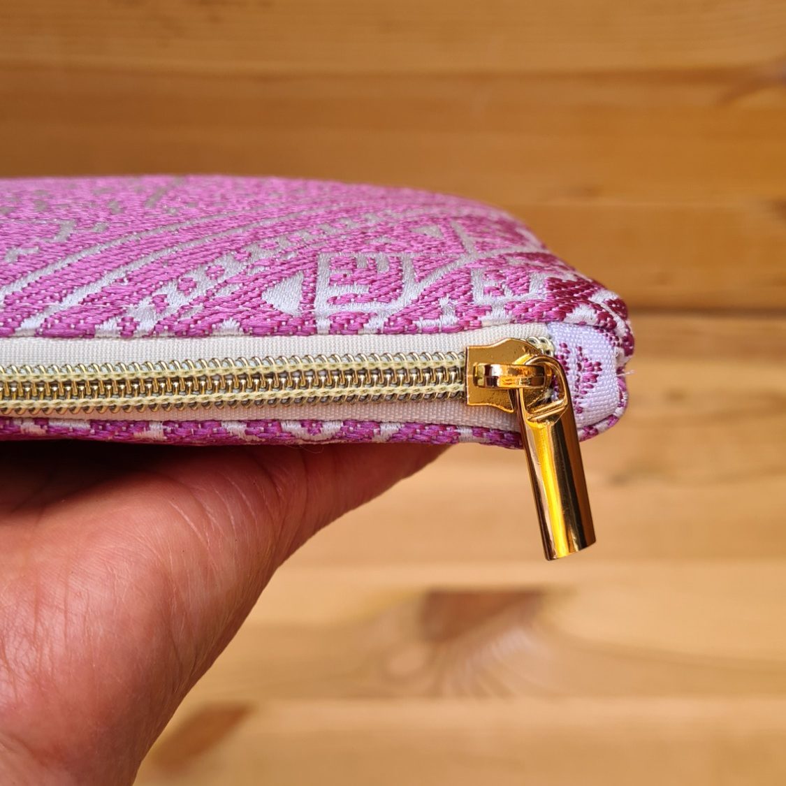 Rosa Kosmetiktasche aus marokkanischem Brokat mit goldenem Reißverschluss.
