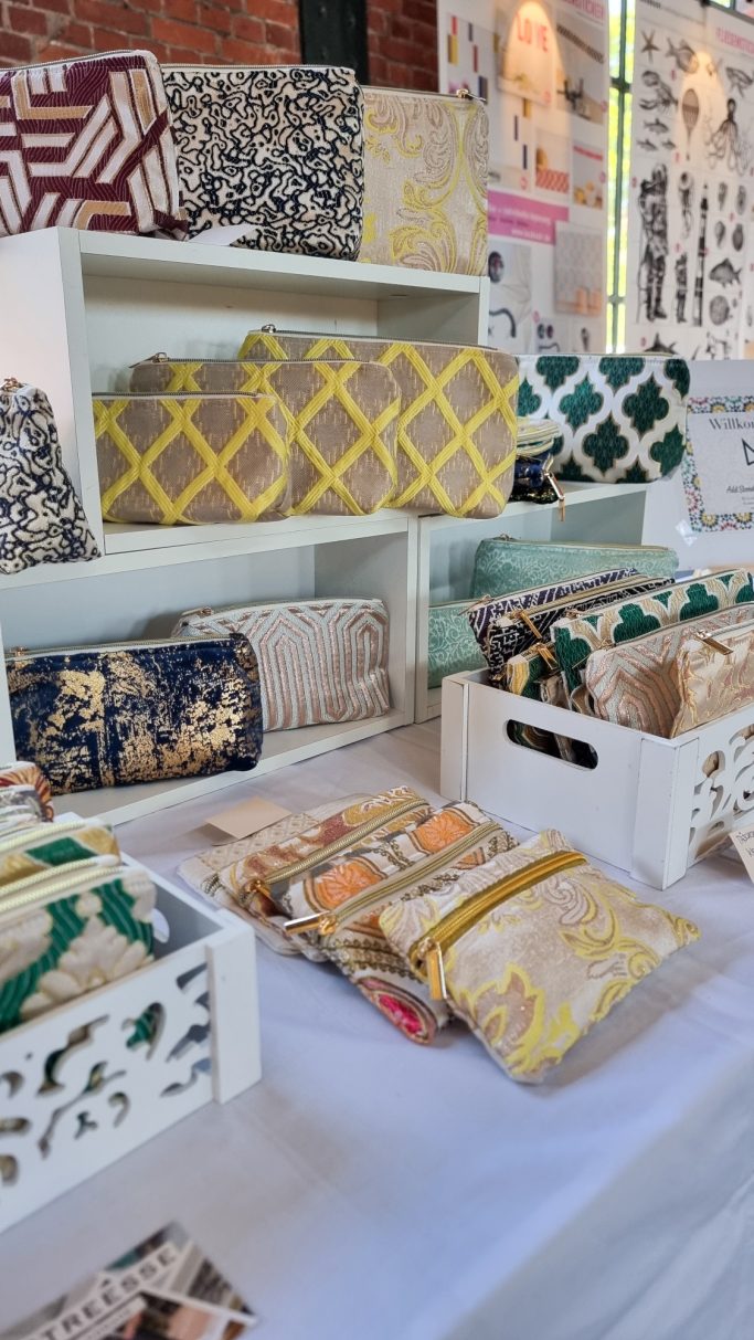 Handgemachte Taschen aus marokkanischen Stoffen auf dem Markt am Hafengeburtstag.
